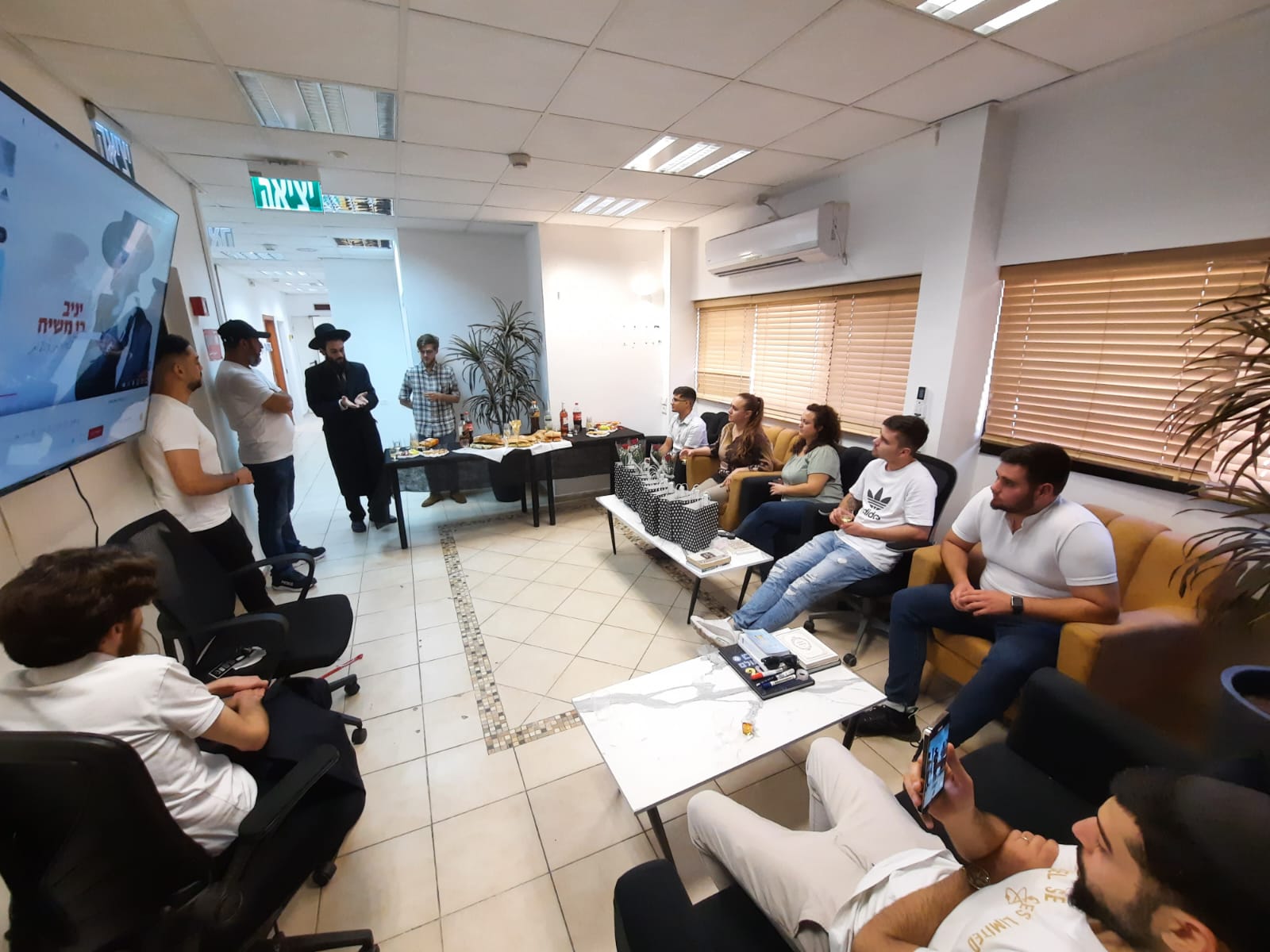 שיעור תורה במשרד לכבוד החג