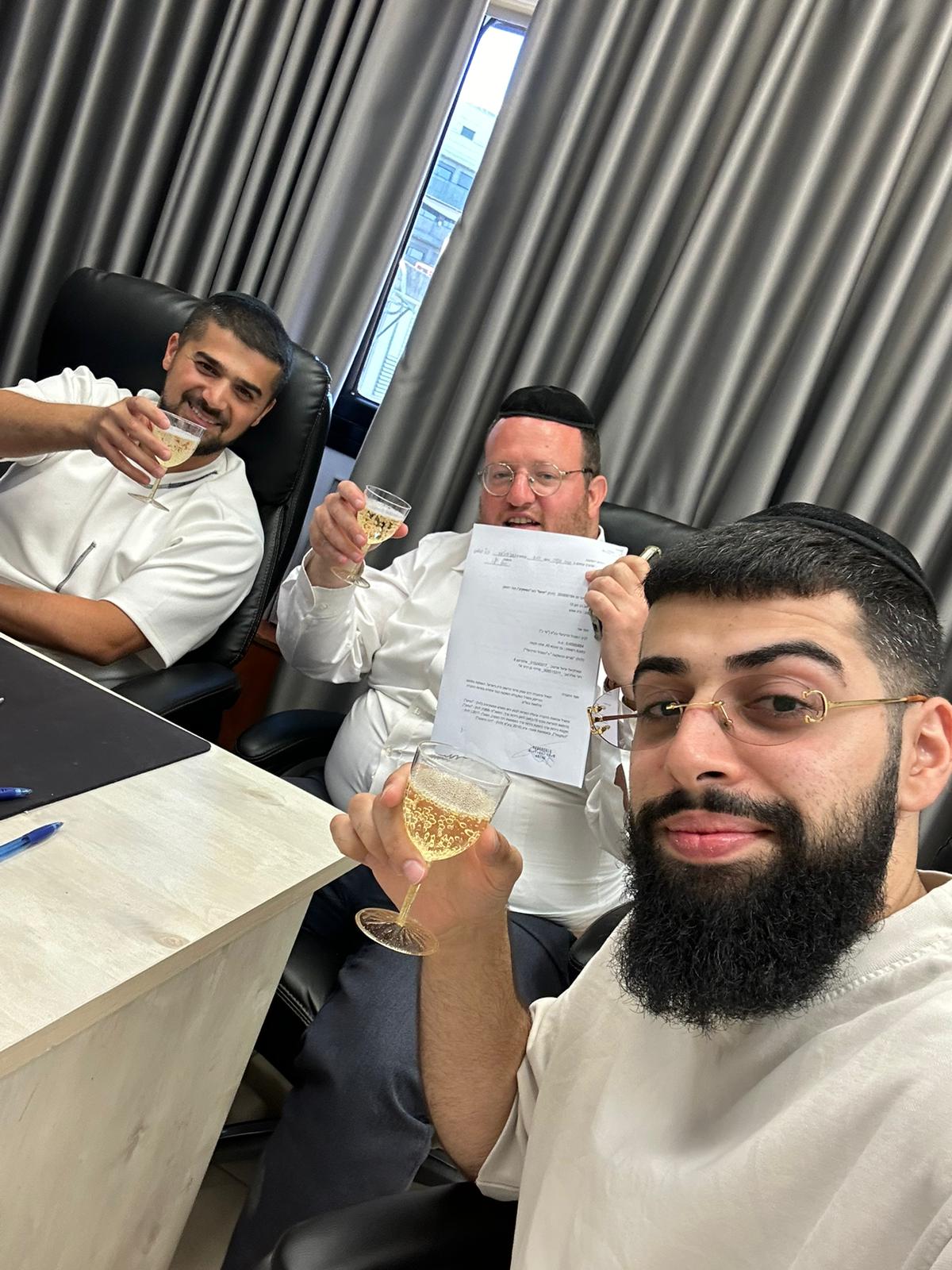 קצת שמפניה ועסקאות טובות